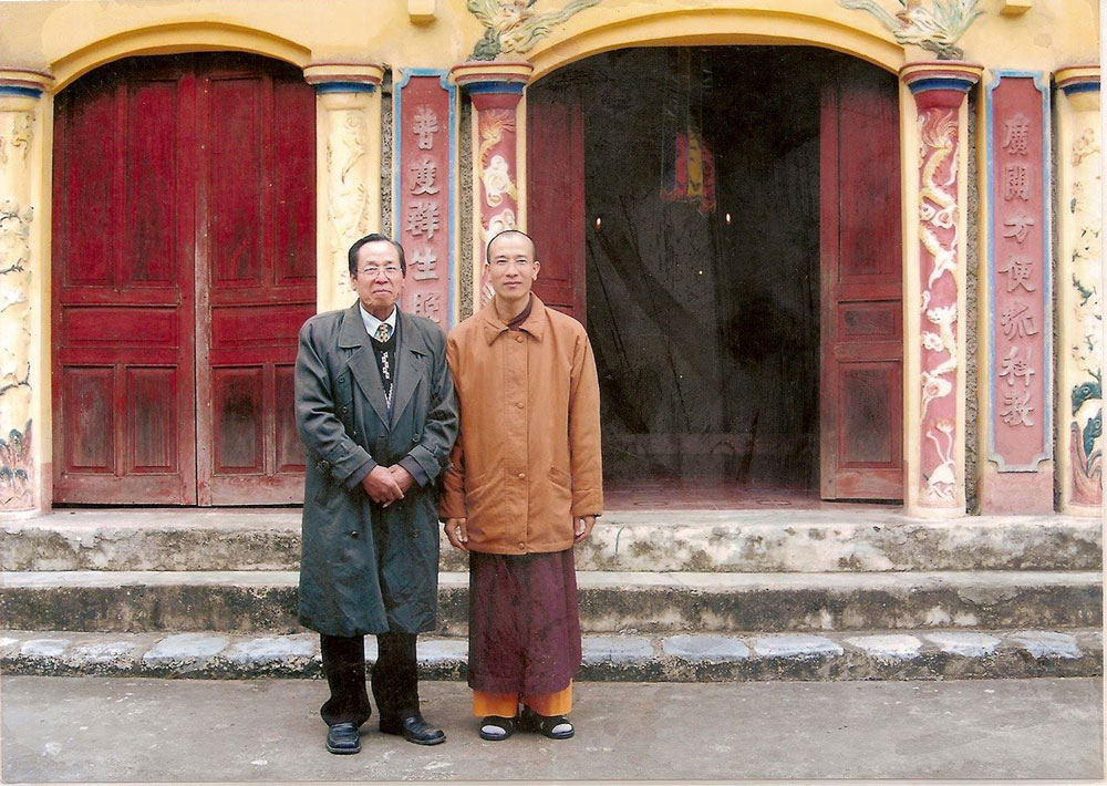 Sư Phụ Thích Trúc Thái Minh và thân phụ chụp ảnh tại chùa cũ