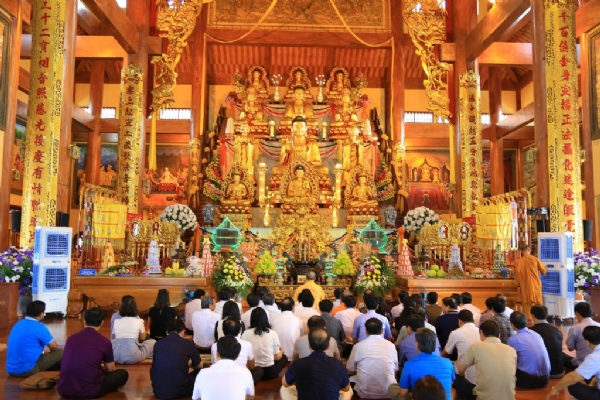 Thầy Thích Trúc Thái Minh - trụ trì chùa Ba Vàng cùng phái đoàn dâng hương lễ Phật cầu quốc thái dân an.