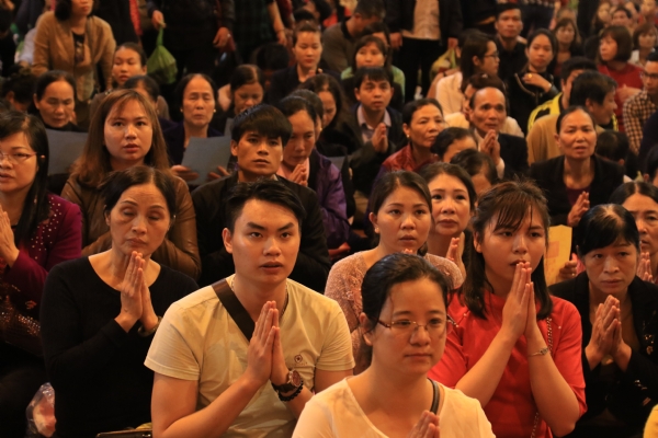 Theo sự hướng dẫn của chư Tăng, du khách tụng kinh cầu nguyện đầu năm