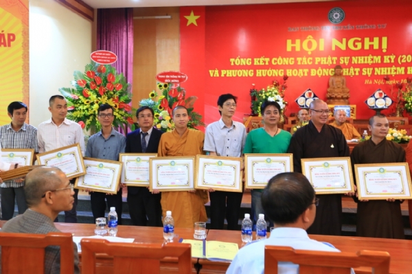 Trung ương GHPGVN trao tặng bằng khen cho các cá nhân hoàn thành xuất sắc công tác Phật sự.