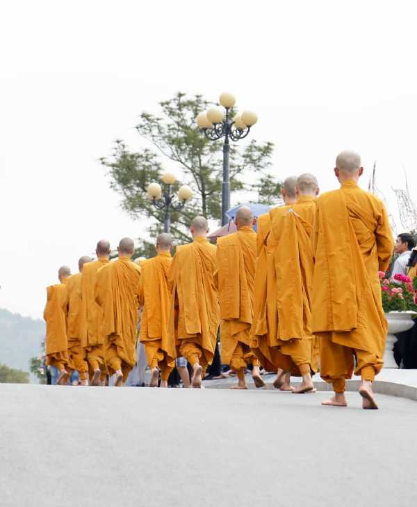 Truyền thống khất thực thời Đức Phật được Tăng đoàn chùa Ba Vàng thực hành và lưu truyền