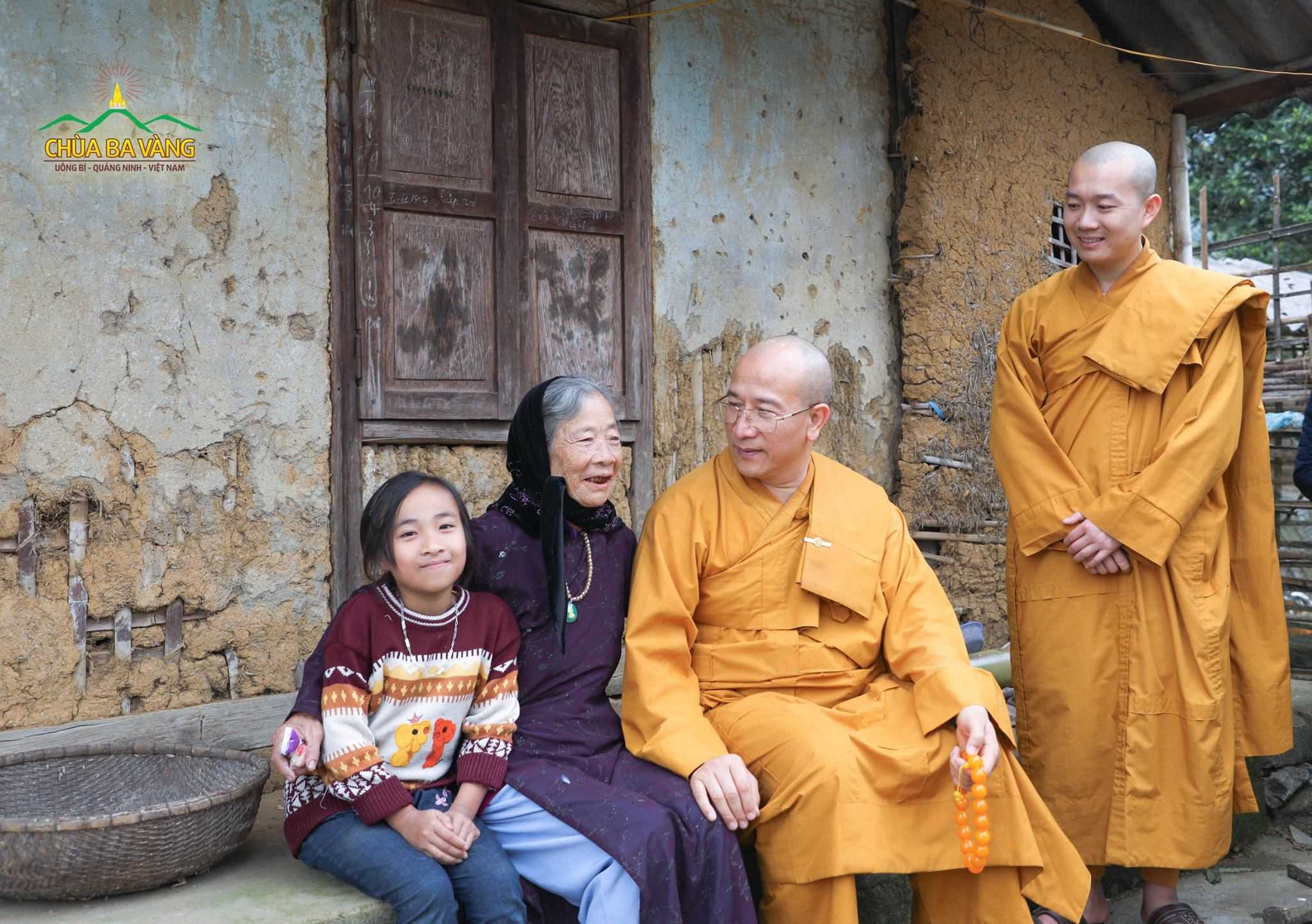 Sư Phụ Thích Trúc Thái Minh cùng chư Tăng chùa Ba Vàng trong chuyến từ thiện ở Lai Châu