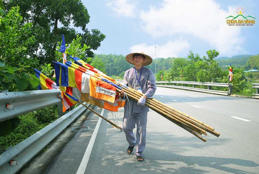 Những lá cờ Phật giáo đã được Phật tử cắm dọc theo tuyến đường lên chùa 