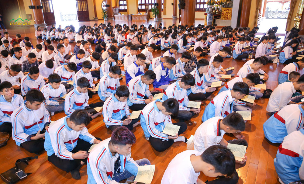 Các bạn học sinh ngồi trang nghiêm tham dự nghi lễ tụng kinh cầu an 