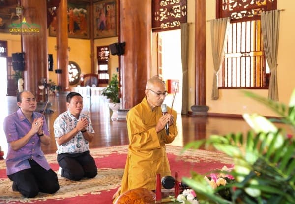 Chư Tăng chùa Ba Vàng hướng dẫn ngài Chan Chea lễ Phật tại ngôi Đại Hùng bảo Điện.