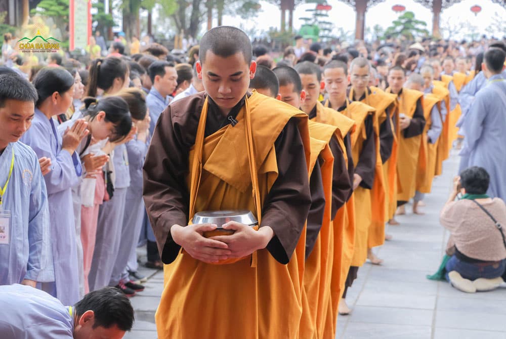 Chư Tăng chùa Ba Vàng thực hành hạnh khất thực thiểu dục tri túc