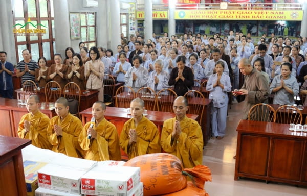 Chư Tăng cùng Phật tử cúng dường trường hạ tại Phật giáo Bắc Giang.