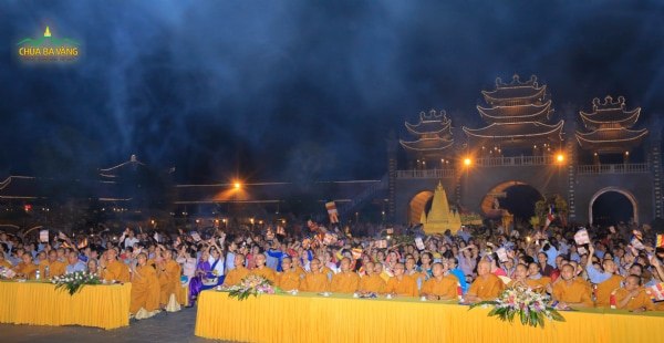 Đêm tri ân mừng Phật đản sinh tưng bừng tại chùa Ba Vàng.