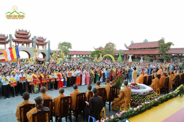 Đông đảo nhân dân Phật tử về tham dự lễ rước xe hoa diễu hành.