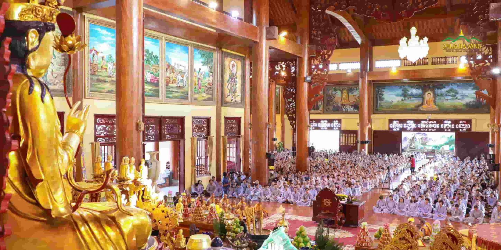 Đông đảo Phật tử về chùa nghe Pháp tại tầng 2 Chính điện Chùa Ba Vàng 