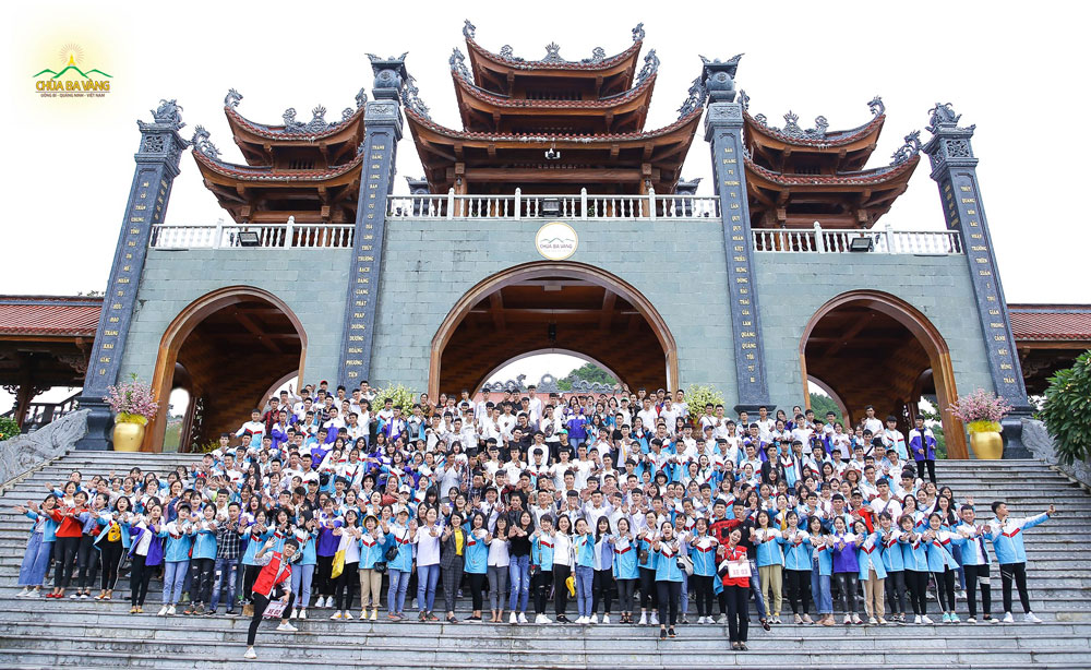Gần 400 bạn học sinh khối 12 của trường THPT Lưu Nhân Chú (Đại Từ - Thái Nguyên) về chùa tham quan lễ Phật 