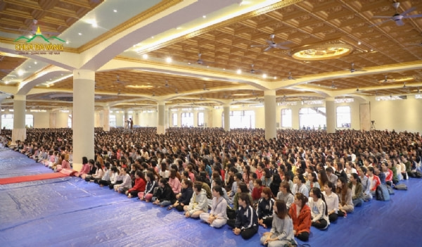 Gần 6000 thành viên thuộc CLB Tuổi Trẻ Ba Vàng về tham dự khóa tu một ngày.