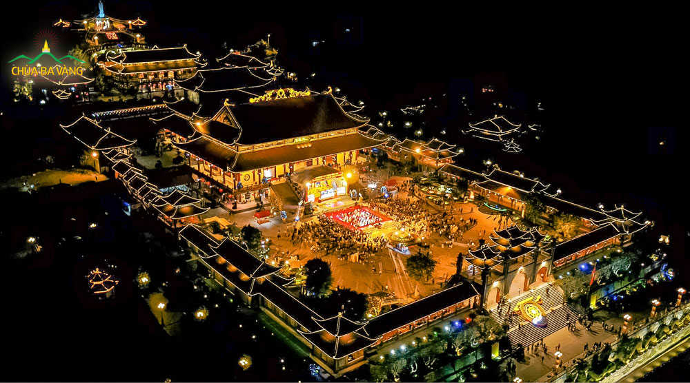 Hình ảnh chùa Ba Vàng về đêm đẹp như tranh vẽ