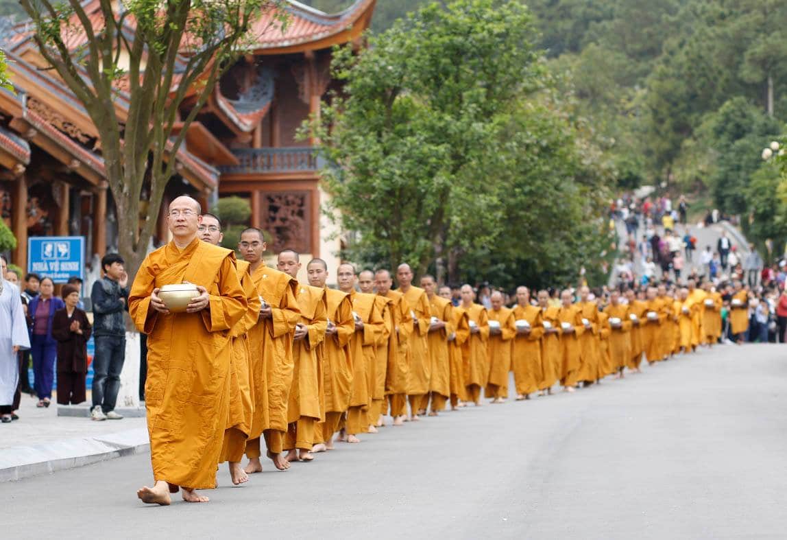 Những bước chân tự tại khi đi khất thực của Tăng đoàn chùa Ba Vàng