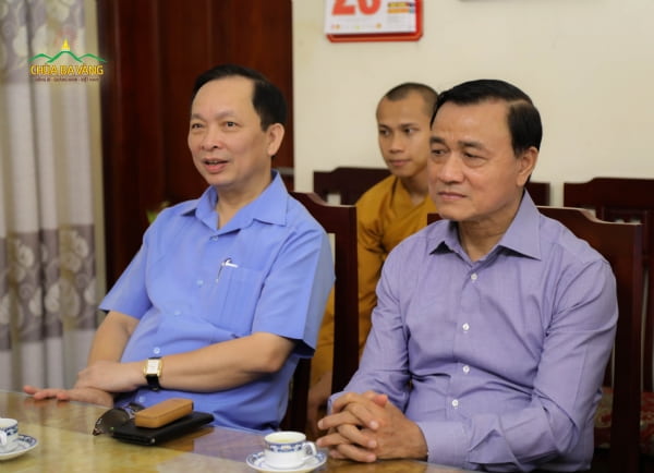 Ông Somphao Phaysith - Thống đốc Ngân hàng Trung ương Lào và ông Đào Minh Tú - Phó Thống đốc Ngân hàng nhà nước Việt Nam.