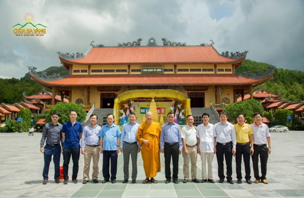 Phái đoàn chụp ảnh lưu niệm cùng Sư Phụ tại sân chính điện chùa Ba Vàng.
