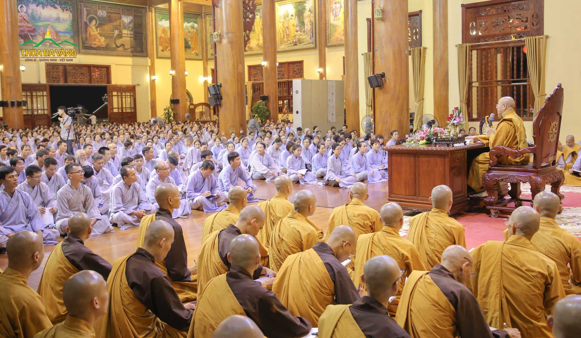 Phật tử chăm chú lắng nghe những phần đặt câu hỏi đến từ nick Facebook bạn Nguyễn Cường