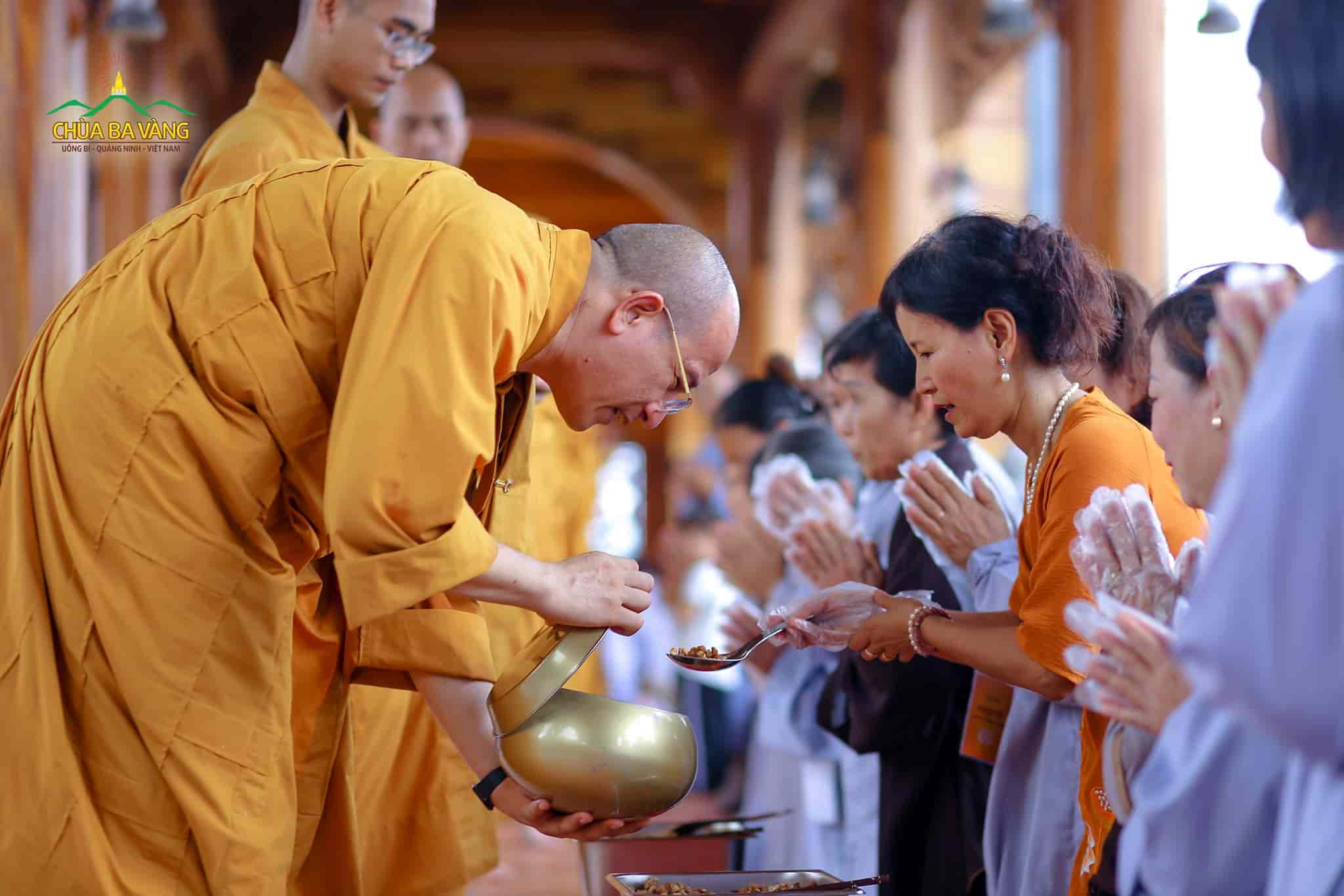 Phật tử sớt bát cúng dường chư Tăng