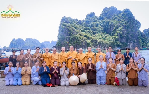 Sư Phụ cùng đại Tăng và các Phật tử phóng sinh tại Vịnh Hạ Long - Quảng Ninh.