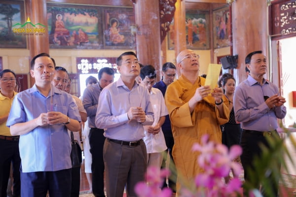 Sư Phụ cùng phái đoàn dâng hương, đảnh lễ Phật tại ngôi Đại Hùng Bảo Điện chùa Ba Vàng.