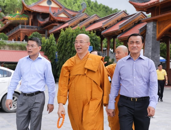 Sư Phụ hướng dẫn phái đoàn đi thăm quan khuôn viên bổn tự chùa Ba Vàng.