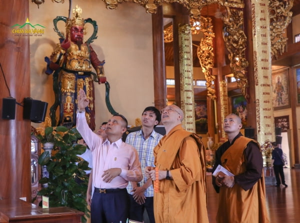 Sư Phụ hướng dẫn phái đoàn đi thăm quan trong khuôn viên bổn tự chùa Ba Vàng.