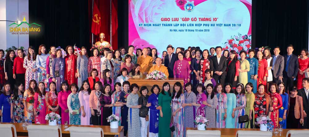 Sư Phụ Thích Trúc Thái Minh chụp ảnh lưu niệm trong chuyến tham dự Lễ kỷ niệm 30 năm ra trường của sinh viên k26 - Trường Đại học Kinh tế Quốc dân