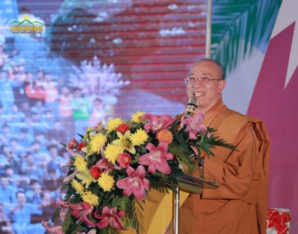Sư Phụ Thích Trúc Thái Minh lên phát biểu trong buổi lễ bế mạc khóa tu mùa hè.