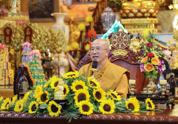Sư Phụ Thích Trúc Thái Minh quang lâm Pháp tòa ban bố Pháp nhũ cho hành Phật tử.