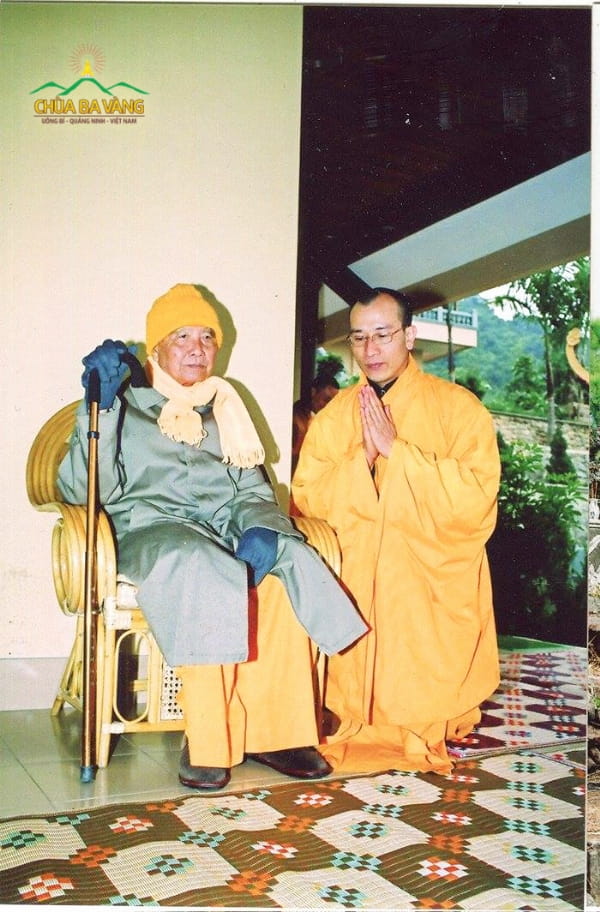 Thầy Trụ trì chùa Ba Vàng chụp ảnh lưu niệm cùng Hòa Thượng Ân Sư Thích Thanh Từ 