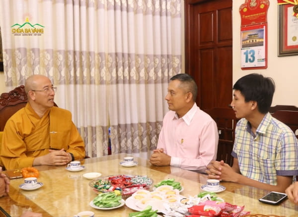 Sư Phụ Thích Trúc Thái Minh - Trụ trì chùa Ba Vàng đón tiếp ngài Wirachai Songmetta và phái đoàn Thái Lan.