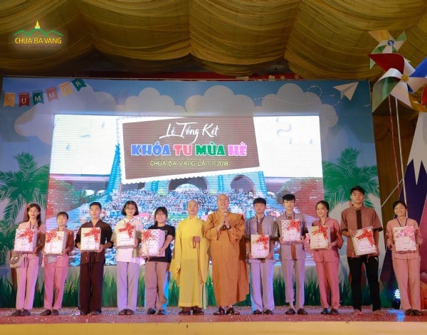 Thượng tọa Thích Thiện Văn và Đại đức Thích Trúc Thái Minh trao phần thưởng cho các nhóm đạt giải trong khóa tu.