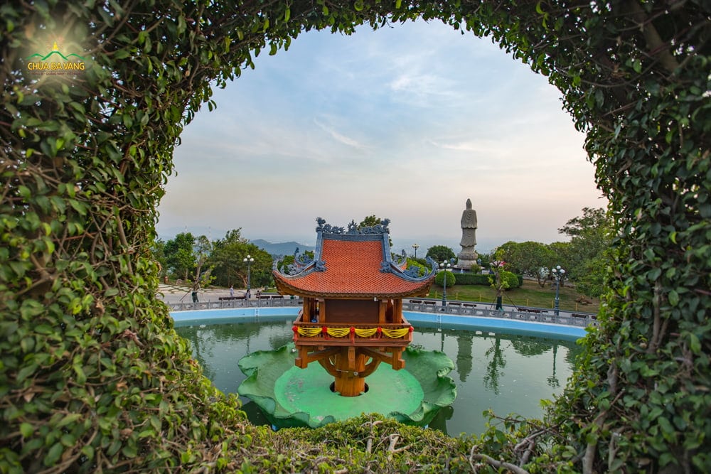 Một góc nhìn mới lạ về cảnh đẹp chùa Ba Vàng