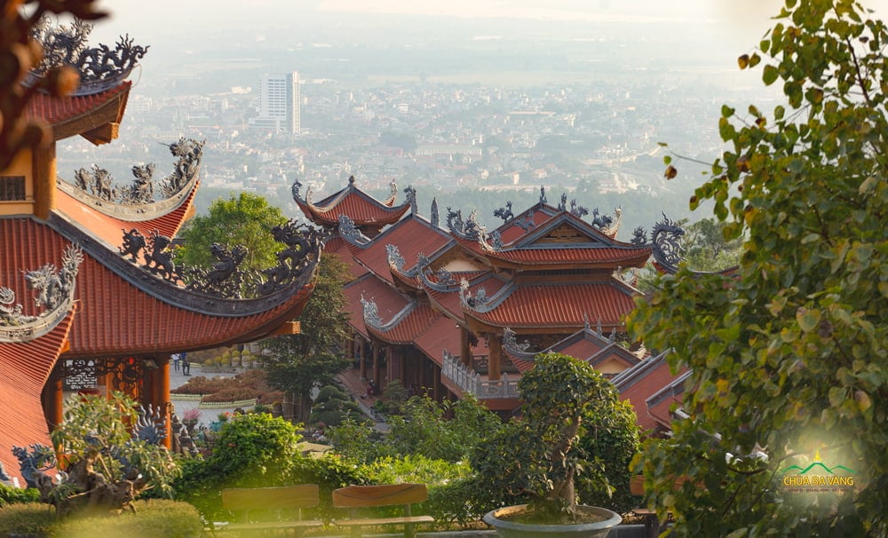 Một góc thành phố Uông Bí - Quảng Ninh nhìn từ chùa Ba Vàng xuống