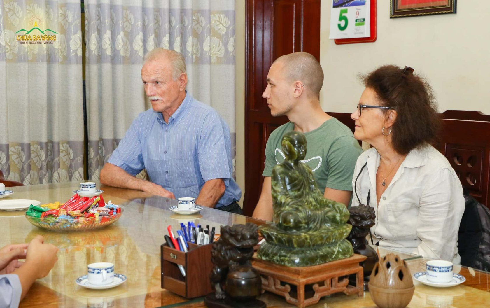 Bác sĩ Rolf Johansson cùng vợ và con trai rất hứng thú và quan tâm tới buổi chia sẻ của chư Tăng 