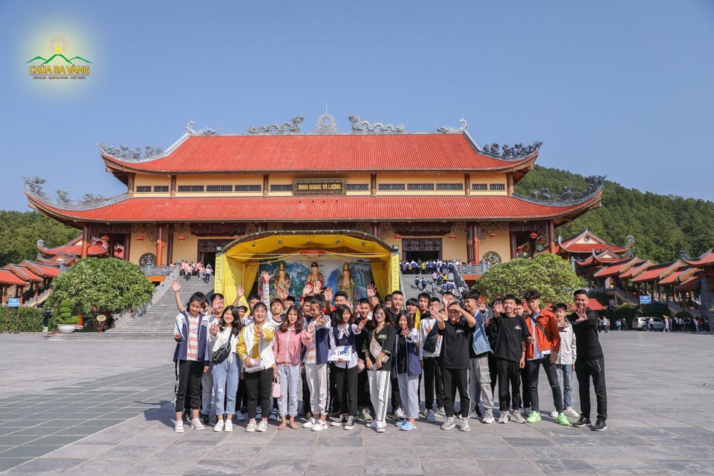 Các bạn học sinh trường Nguyễn Công Hoan chào tạm biệt chùa Ba Vàng và hẹn gặp lại chùa Ba Vàng vào dịp tham quan lần tới