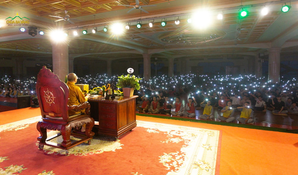 Các bạn khóa sinh trong CLB Tuổi Trẻ kính dâng những ánh sao, lời ca tiếng hát cúng dường tới Sư Phụ Thích Trúc Thái Minh