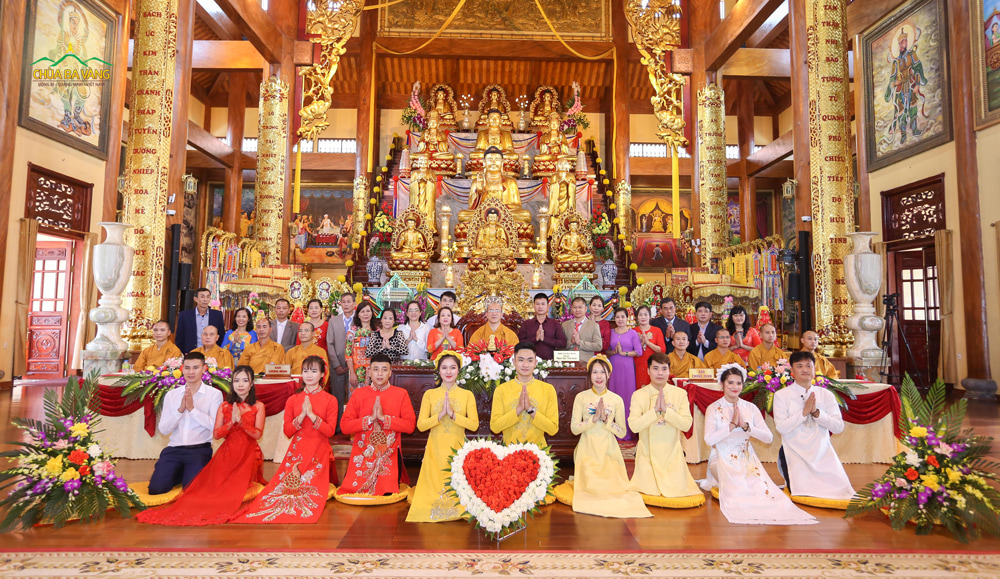 Các cặp đôi cô dâu, chú rể chụp ảnh lưu niệm cùng chư Tôn Đức Tăng Ni chùa Ba Vàng 