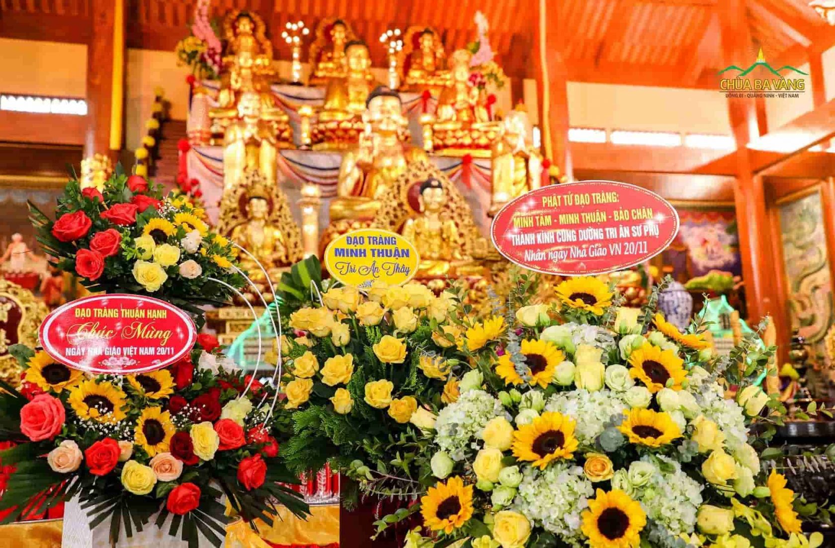 Các đạo tràng dâng những lẵng hoa tươi thắm cúng dường tới Sư Phụ Thích Trúc Thái Minh nhân ngày Nhà Giáo Việt Nam