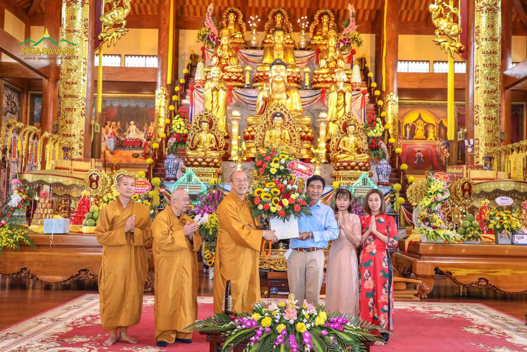 Các Phật tử đạo tràng Thuận Hạnh kính dâng lên Sư Phụ Thích Trúc Thái Minh lẵng hoa tươi thắm