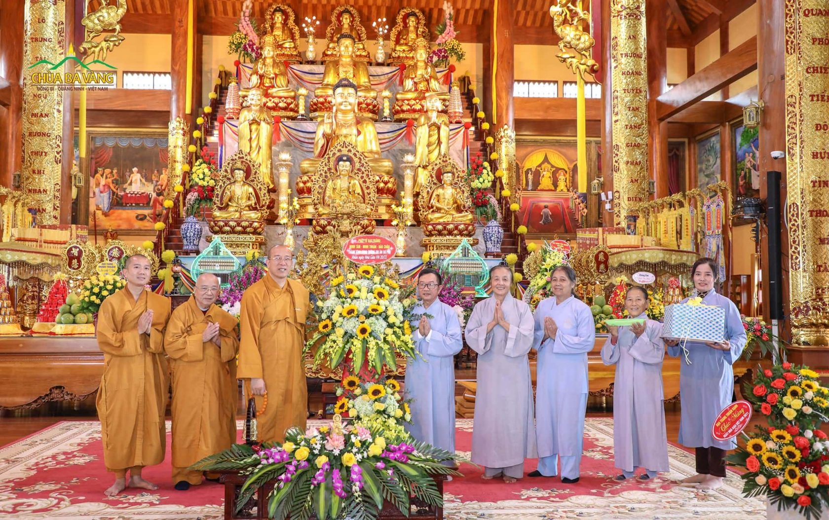 Các Phật tử thuộc đạo tràng Minh Tân - Minh Thuận - Bảo Chân thành kính cúng dường Sư Phụ những lẵng hoa tươi thắm