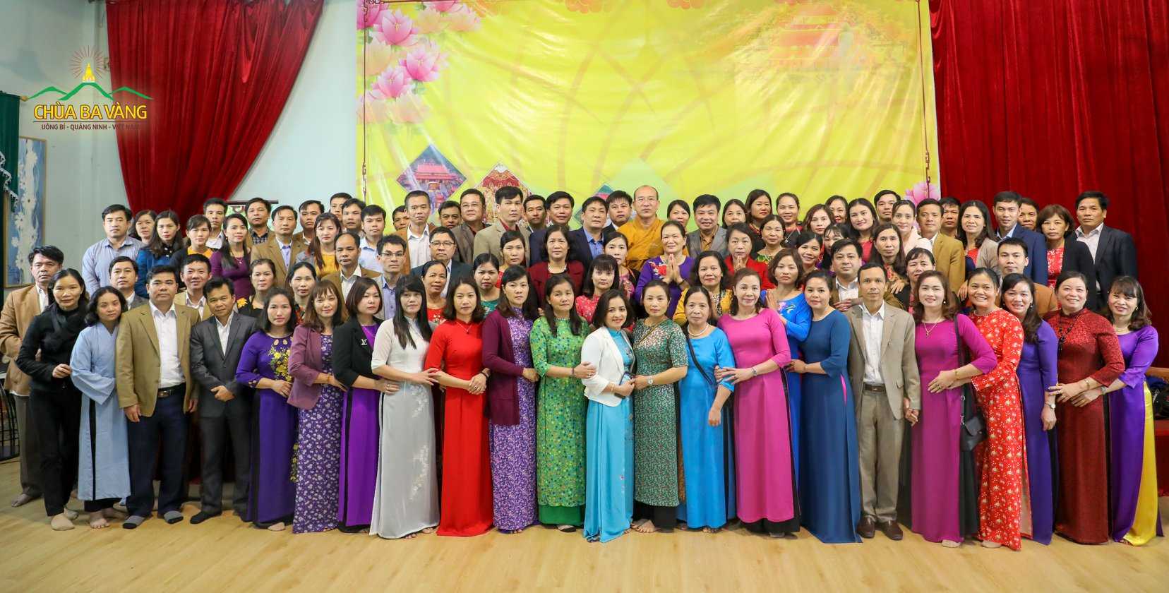 Các thầy cô giáo trường Mầm non, Tiểu học, THCS huyện Lục Ngạn tỉnh Bắc Giang chụp ảnh lưu niệm cùng Sư Phụ Thích Trúc Thái Minh 