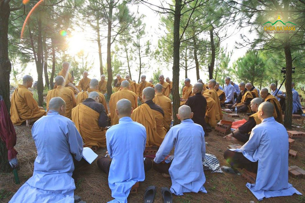 Chư Tăng chùa Ba Vàng ngồi theo thứ lớp để lắng nghe Sư Phụ giảng Pháp