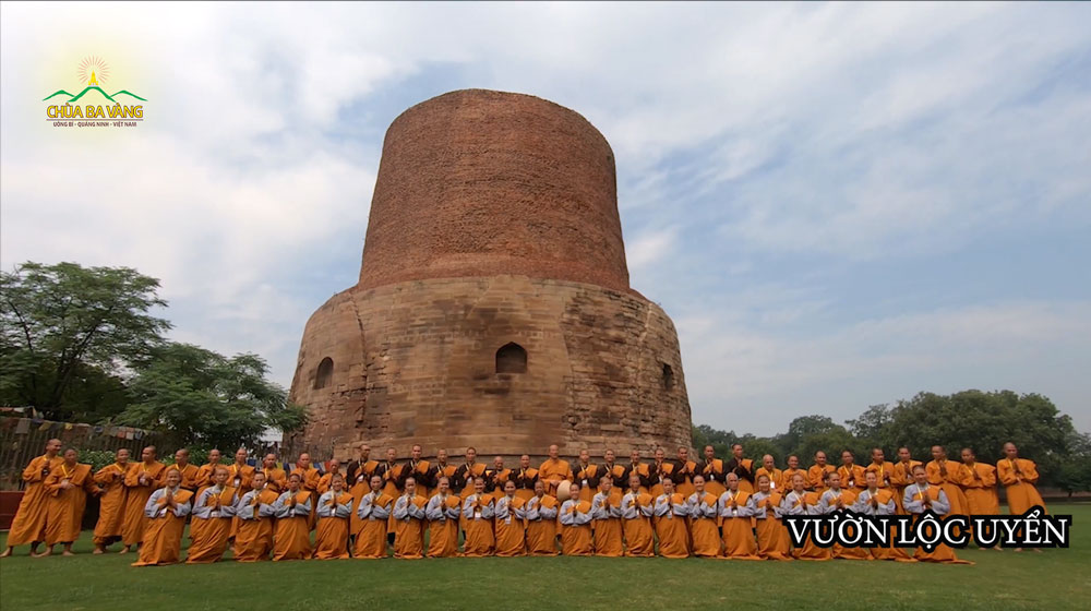 Chư Tăng Ni chùa Ba Vàng chụp ảnh tại Vườn Lộc Uyển - Nơi Đức Phật thuyết Pháp cho 5 anh em Ông Kiều Trần Như