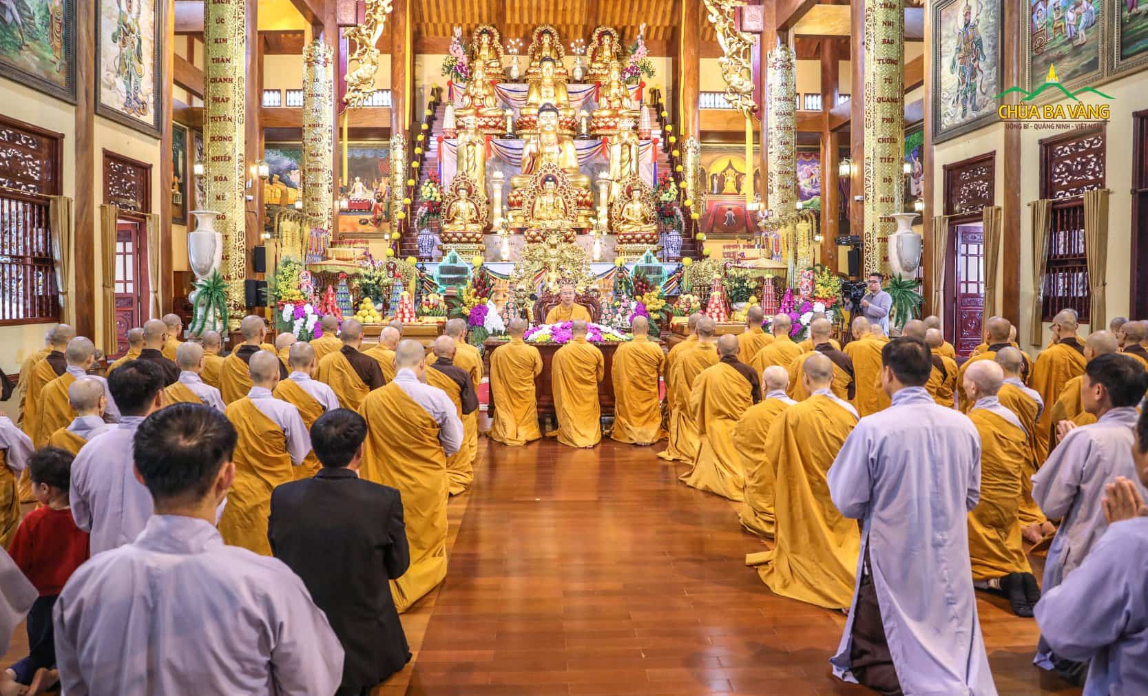 Chư Tăng Ni và Phật tử chùa Ba Vàng thực hành pháp tu lục hòa và ba tâm cung kính, vâng lời và biết ơn