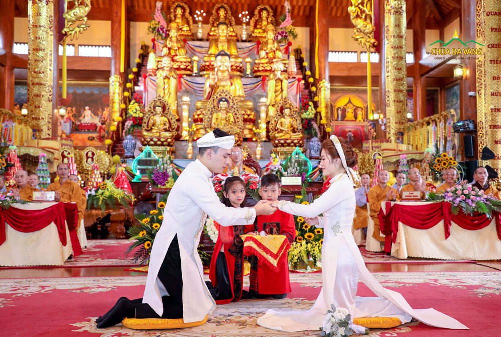 Cô dâu chú rể trao nhẫn cưới cho nhau trong buổi lễ Hằng Thuận 