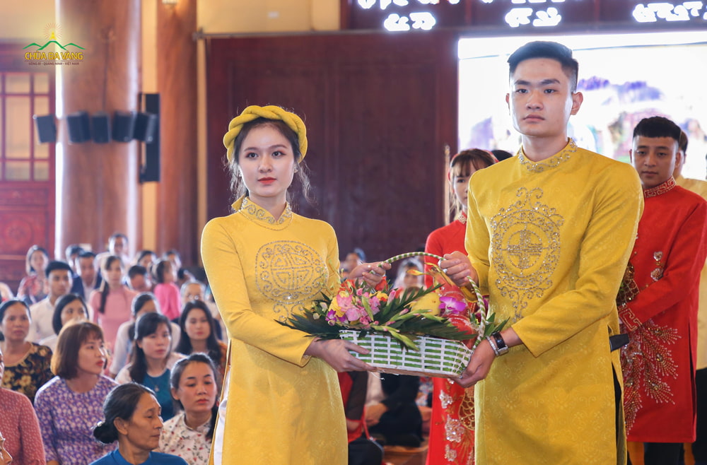Cô dâu - chú rể tươi tắn trong buổi lễ Hằng Thuận