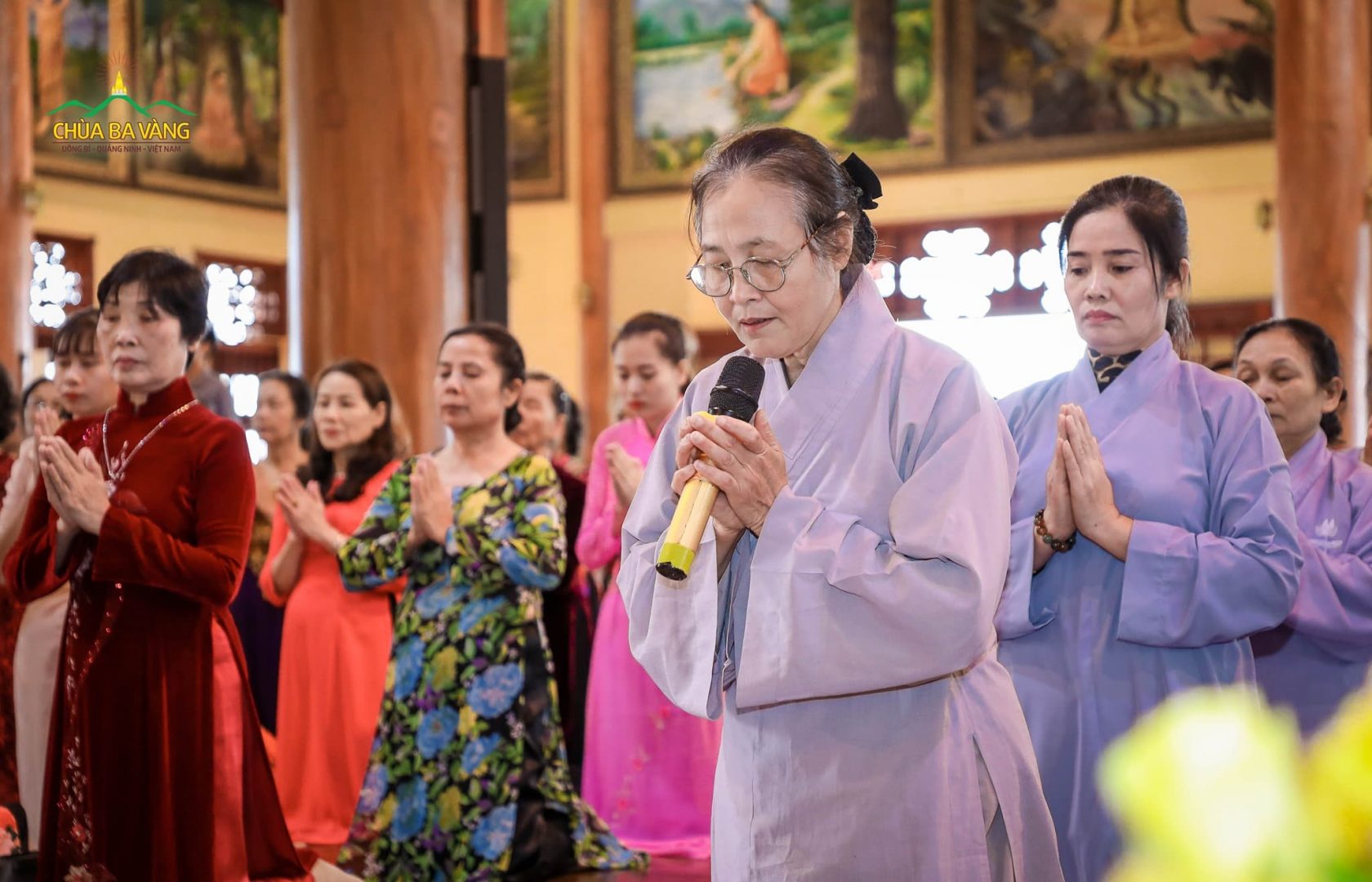 Đại diện Phật tử đạo tràng dâng lời tác bạch tới Sư Phụ Thích Trúc Thái Minh