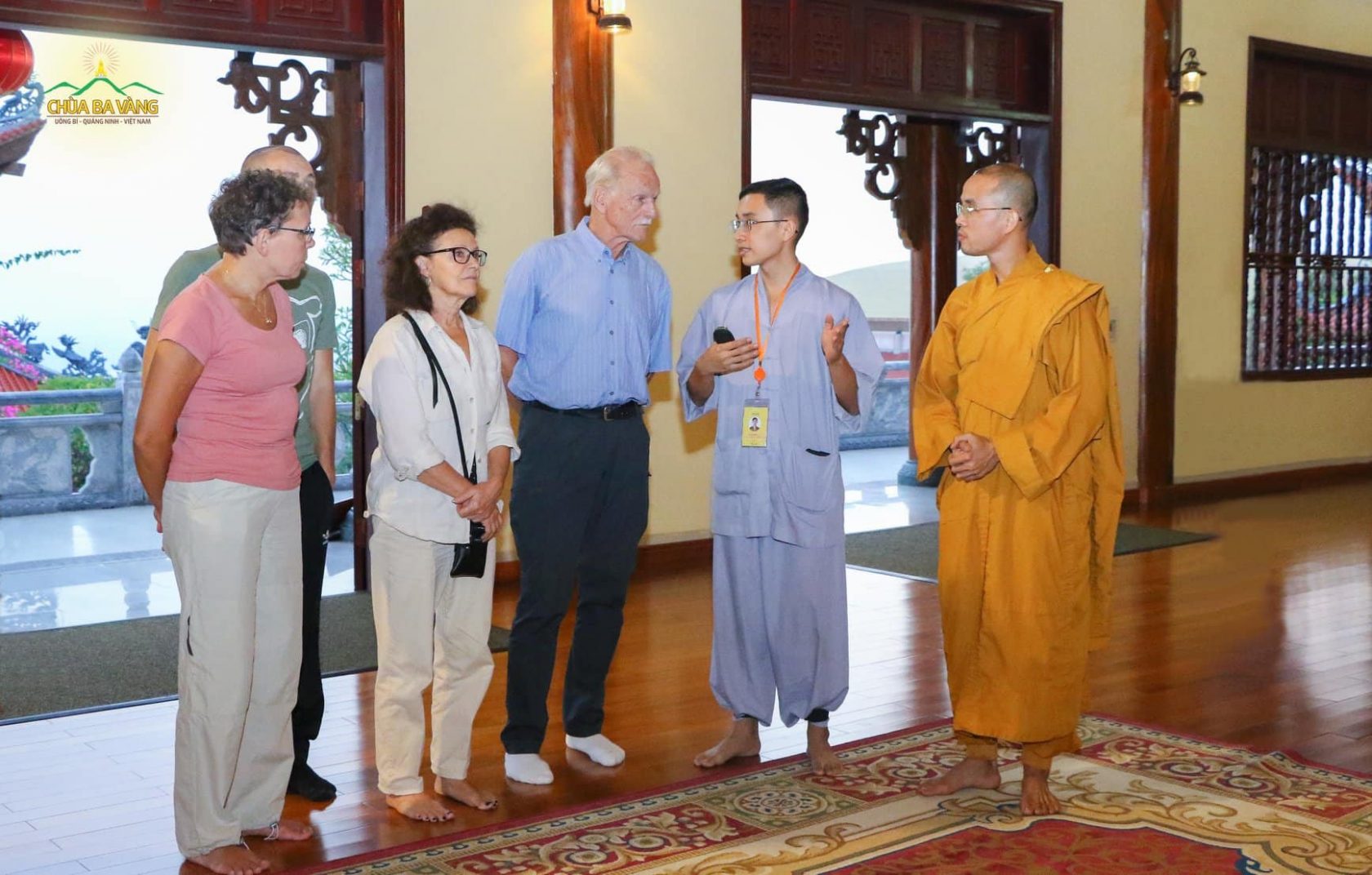 Đại đức Thích Trúc Bảo Lực hướng dẫn tham quan tại nhà thờ Tổ chùa Ba Vàng 