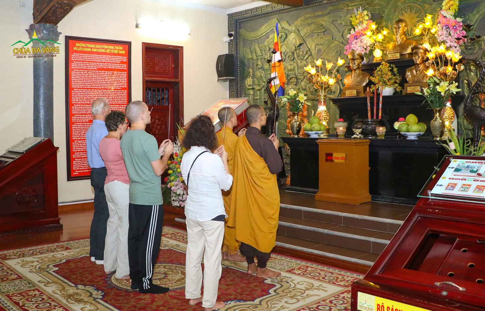 Đại đức Thích Trúc Bảo Lực và phái đoàn dâng hương tại đền thờ liệt sĩ chùa Ba Vàng 